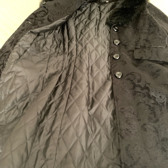 Coat with floral pattern. - Picture 3 of 8